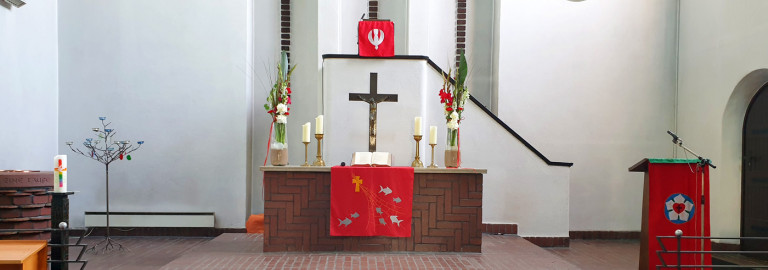 Altarschmuck in der Kreuzkirche zu Pfingsten