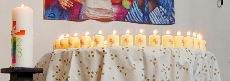 Kerzen zum Gedenken an die Verstorbenen am Ewigkeitssonntag