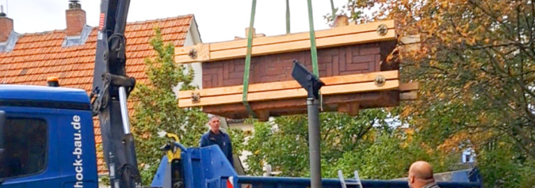 Transport des Altars hinter die Kirche