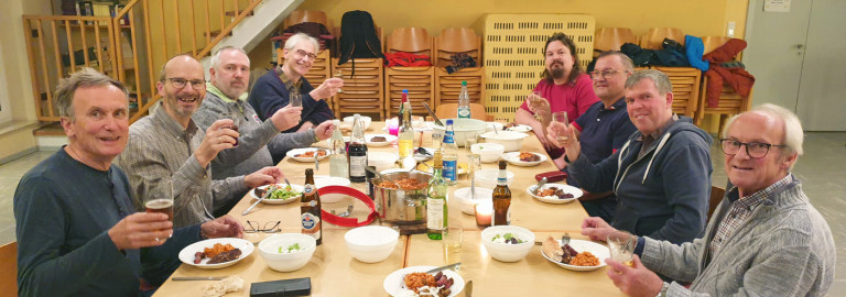 Männer kochen griechisch
