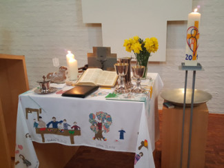 Altar mit Osterdekoration