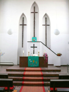 Kreuzkirche Kahl, Blick auf den Altar und die drei Kreuze im Hintergrund