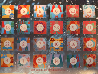Adventskalender aus Papier mit bunten Türen und Zahlen
