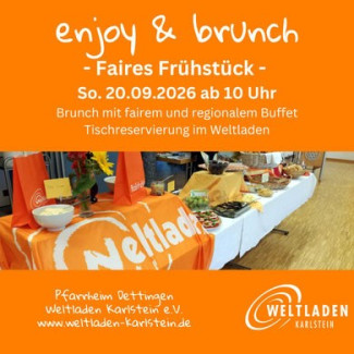 Ein Tisch mit Essen und der Fahne des Weltladens