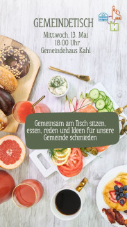 Gedeckter Tisch mit Einladungstext zum Gemeindetisch
