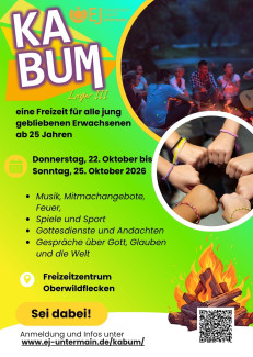 Menschen sitzen am LagerFeuer und mehrere Hände mit Armband formen einen Kreis