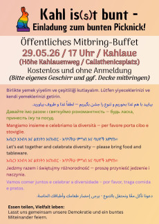 Plakat zum öffentlichen Mitbring-Buffet, der EInladungstext steht in bunter Schrift in vielen verschiedenen Sprachen darauf