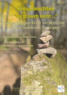 Ein Stapel Steine im Wld, davor der Einladungstext zum Gottesdienst