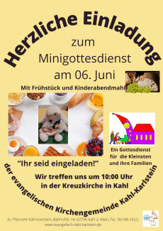 Hanpuppe Schäfchen sitzt auf Tisch umgeben von Essen
