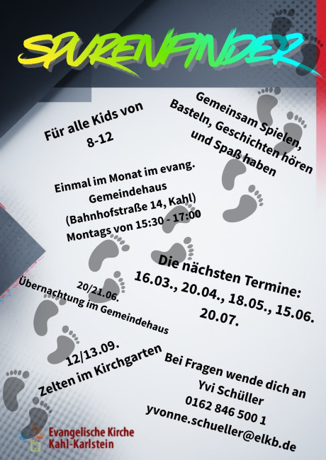 Papier mit aufgedruckten Fußspuren und Einladungstext