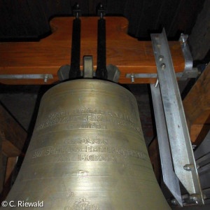 Große Glocke hängt am neuen Joch