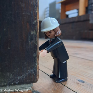 Figur Herr Luther schiebt an einer Kirchenbank in der Kreuzkirche