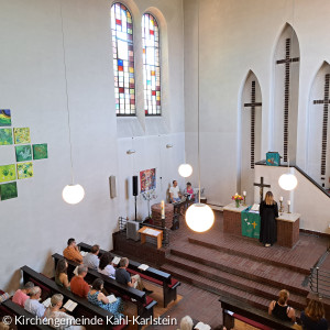 Blick von der Empore auf die gut gefüllte Kreuzkirche
