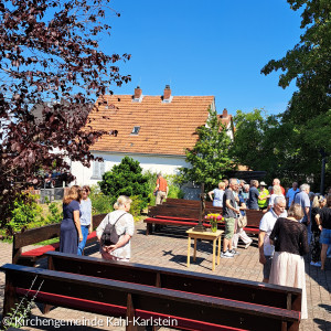 Bänke stehen auf dem Vorplatz der Kreuzkirche