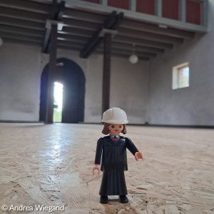 Figur Herr Luther steht auf dem Boden in der leeren Kreuzkirche