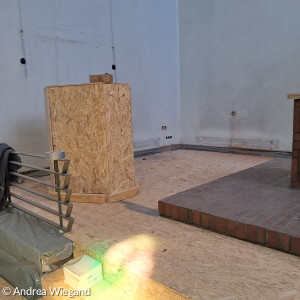 Blick auf das mit Holz verkleidete Taufbecken