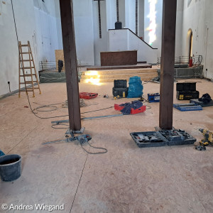Blick in die Kreuzkirche mit vielen Werkzeugen auf dem  Boden