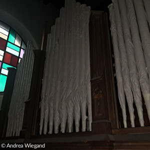Blick auf die Orgel, deren große Pfeifen alle einzeln verpackt sind