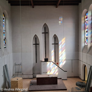Blick von der Empor auf den Alter und den Holzboden 