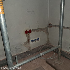 Kabel und Unterputzdosen werden gesetzt