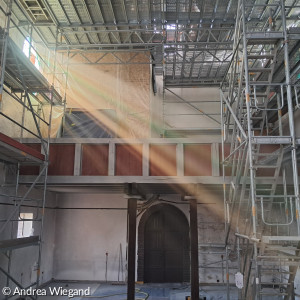 Lichtstrahl vom Buntglasfenster neben der Orgel in den Kirchenraum