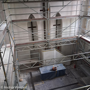 Blick vom Gerüst auf Altar mit Essenkörbchen für die Handwerker