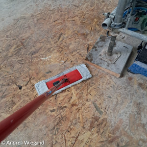 Wischmopp auf Holzboden in der Kreuzkirche